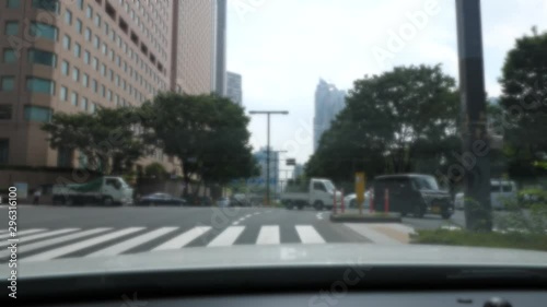 車から見た交差点の信号待ち