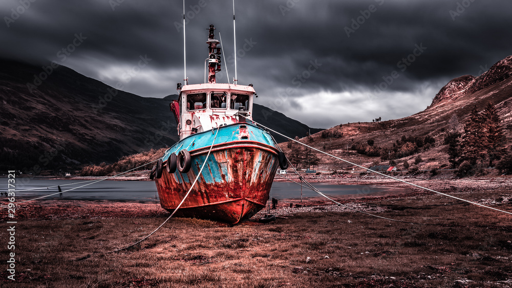 Fototapeta Shipwreck na pięknych ziemiach z jeziorem i górami w tle na wyspie Skye, Szkocja.