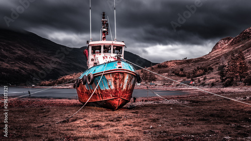 Fototapeta Shipwreck na pięknych ziemiach z jeziorem i górami w tle na wyspie Skye, Szkocja.