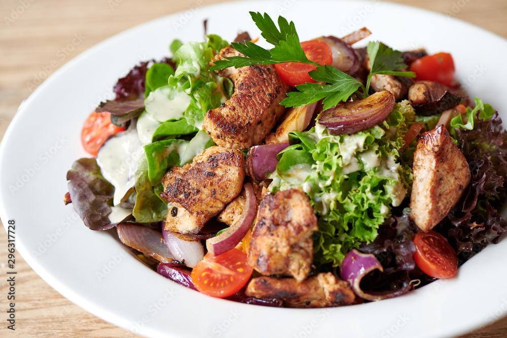 Frischer Salat mit Puten Hähnchen Streifen Biergarten Wirtshaus