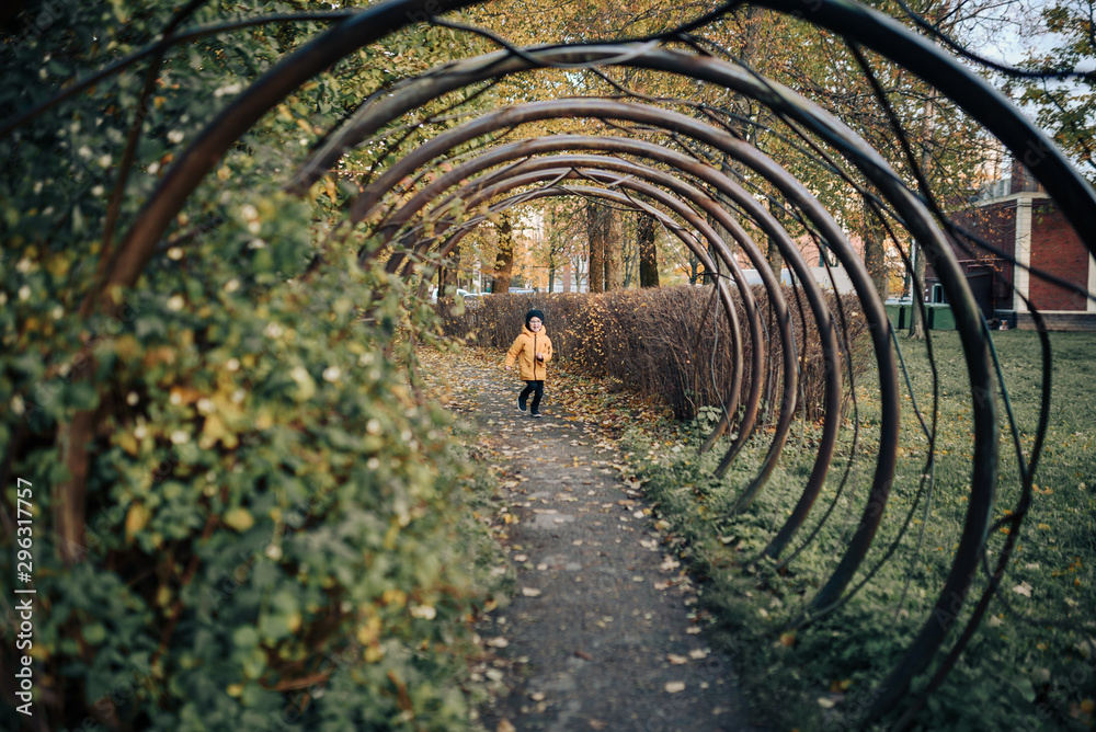 Obraz premium Happy mother and son in autumn city park