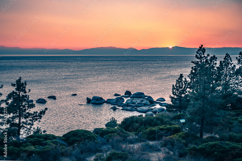 Obraz premium beautiful lake tahoe sunset