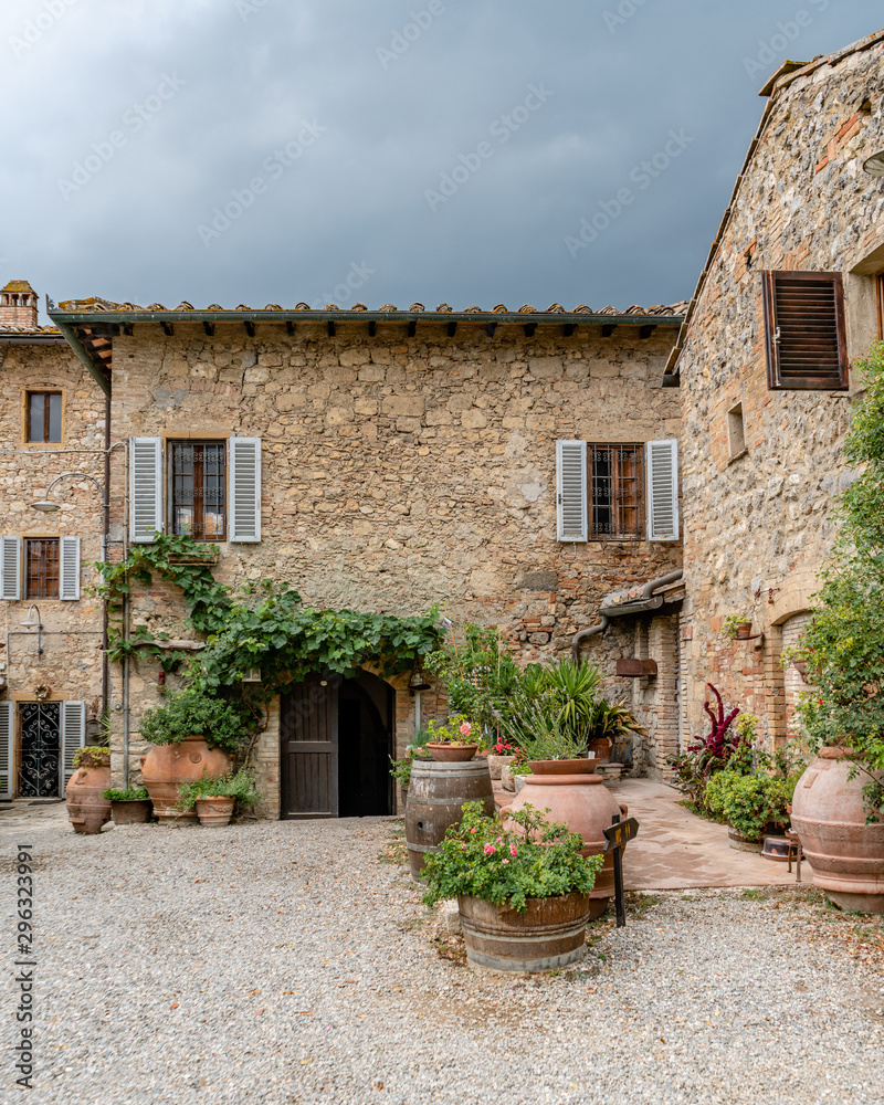 Fototapeta premium Stone Building in Tuscany Italy