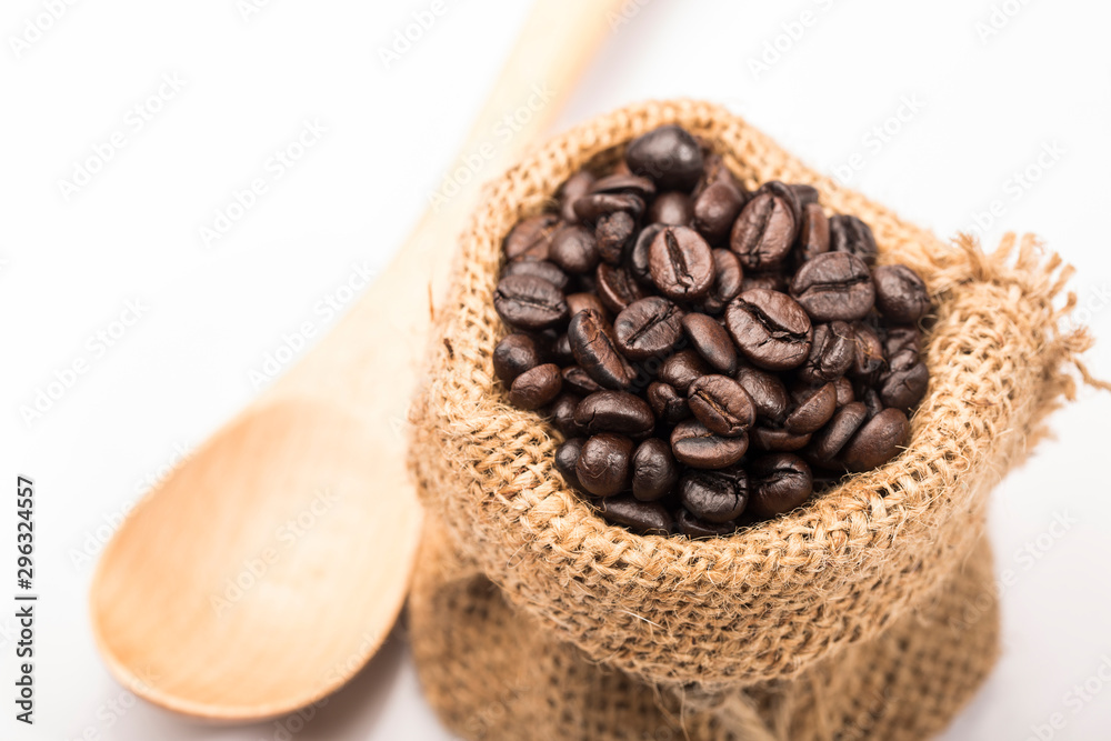 Obraz premium Coffee beans in sack on white background