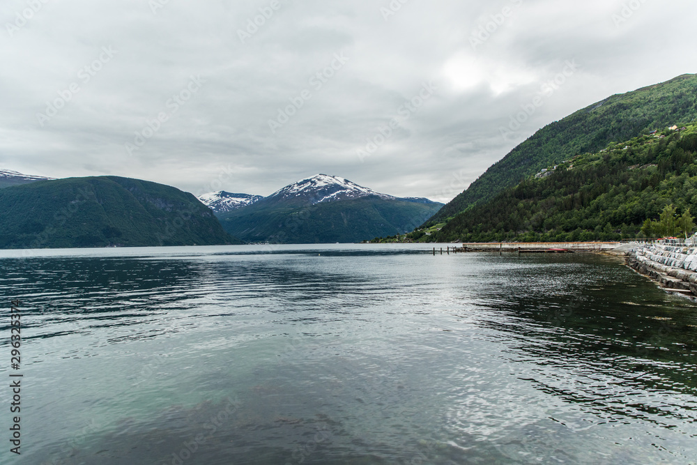 Obraz premium Norwegian landscape with typical scandinavian houses and in the valley