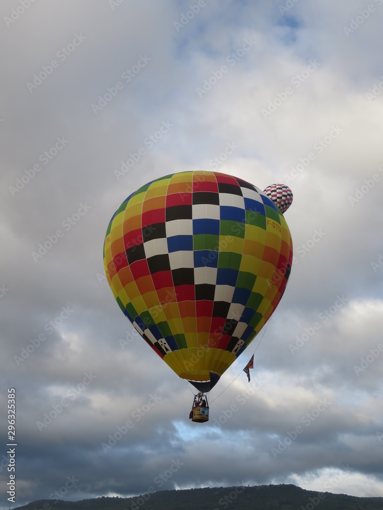 Fototapeta premium De Boudes à Chalus en montgolfière (Auvergne)