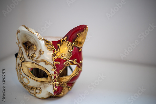 zeigt eine venezianische Maske