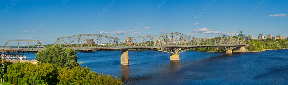 Blick über den Ottawa River auf die Alexandra Bridge