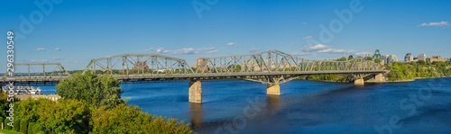 Blick über den Ottawa River auf die Alexandra Bridge
