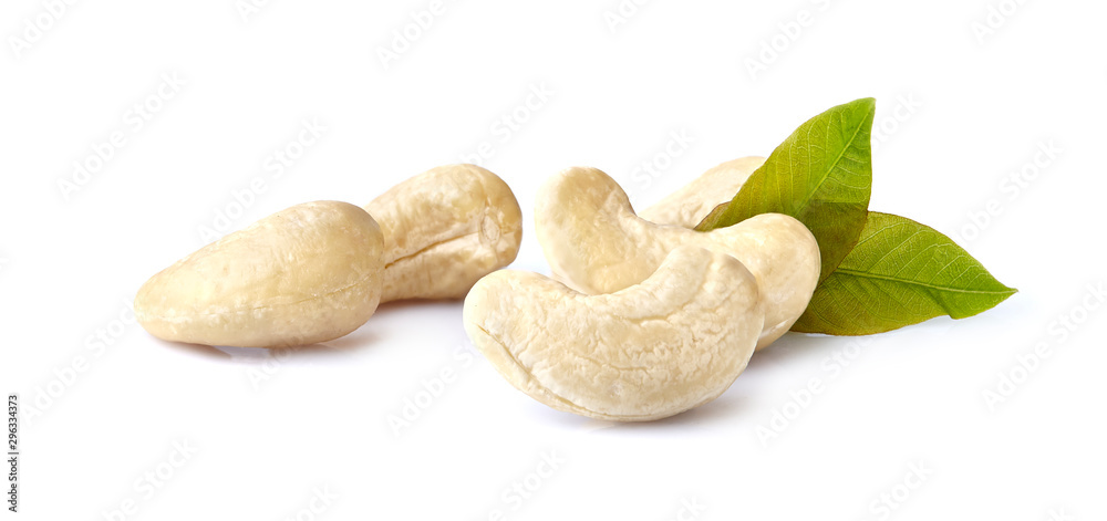 Obraz premium Cashew nuts with leaves isolated on white background