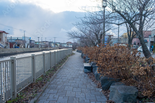 秋・川沿いの遊歩道 © takke_mei