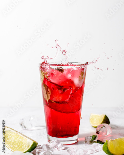 Czerwony napój z miętą, limonką i lodem