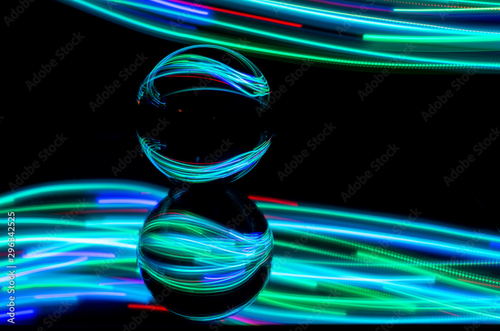 Glaskugel mit blauen Linien auf schwarzem Hintergrund