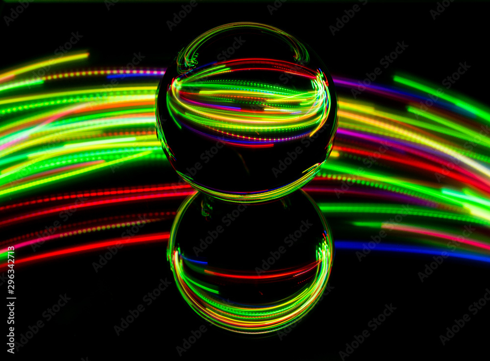 Glaskugel mit buntem Licht und Spiegelung