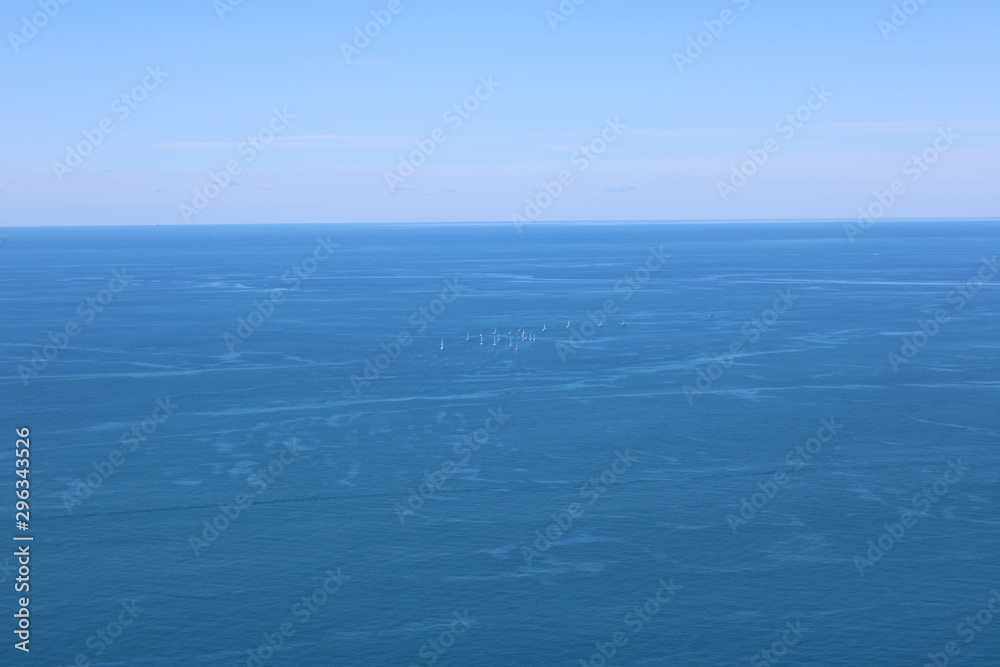Orizzonte marino con barche a vela
