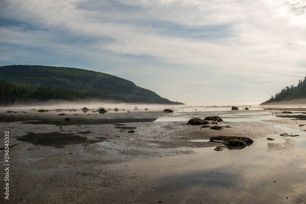 Baie avec des roches et des nuages Baie avec des roches et des nuages