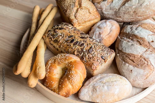 Panel kuchenny z motywem Pieczywo na tacce na drewnianym tle 