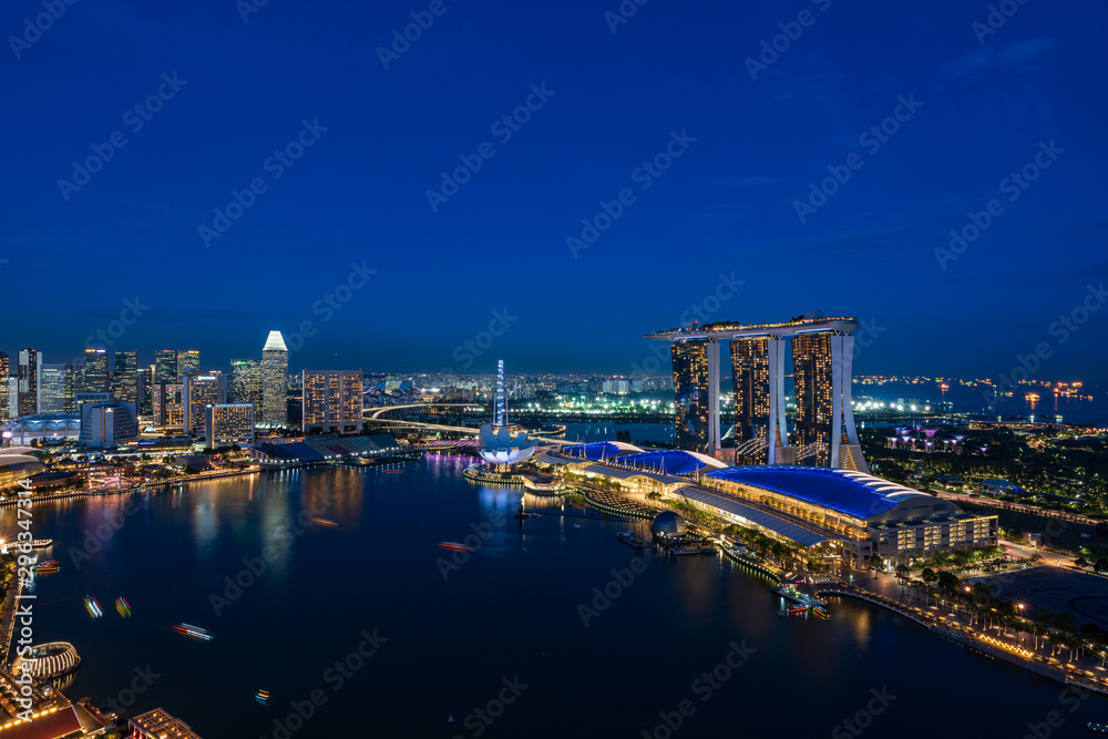 Fototapeta premium Singapore skyscrapers at magic hour