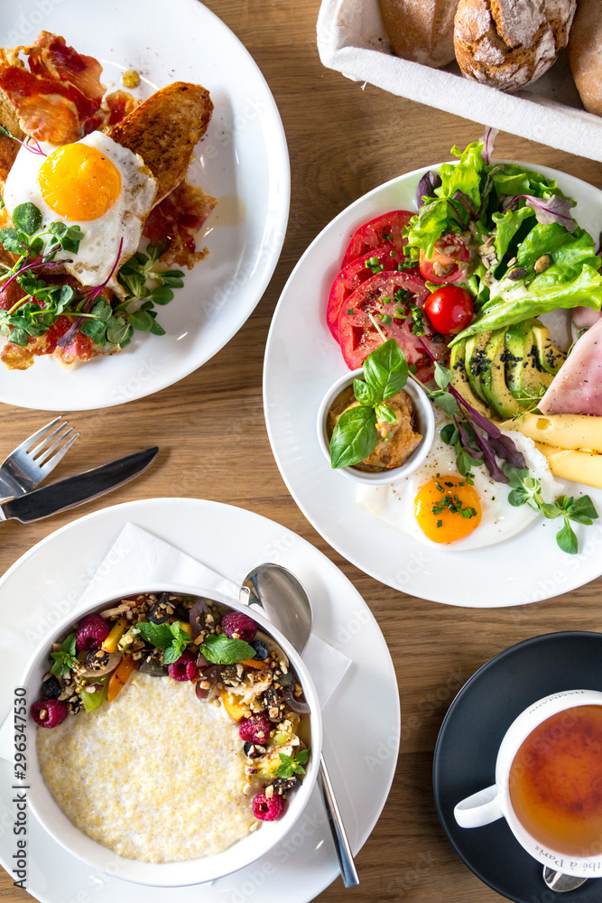 Śniadanie w restauracji. Jajka, owsianka i wytrawny mix. Śniadanie w restauracji. Jajka, owsianka i wytrawny mix.