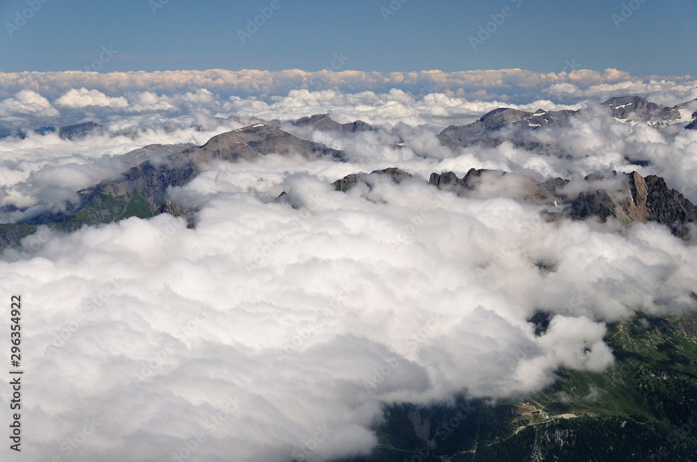 Mer de nuages depuis l'Aiguille du Midi, Mont-Blanc, Haute Savoie, France Mer de nuages depuis l'Aiguille du Midi, Mont-Blanc, Haute Savoie, France