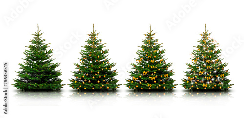 Geschmückter Weihnachtsbaum mit bunten Weihnachtskugeln isoliert auf weißem Hintergrund photo