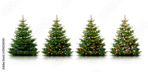 Geschmückter Weihnachtsbaum mit bunten Weihnachtskugeln isoliert auf weißem H...