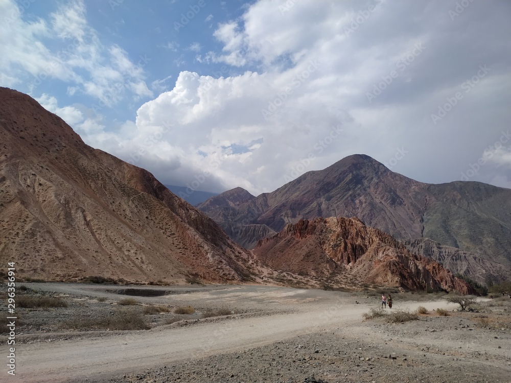 Camino entre cerros purmamarca jujuy