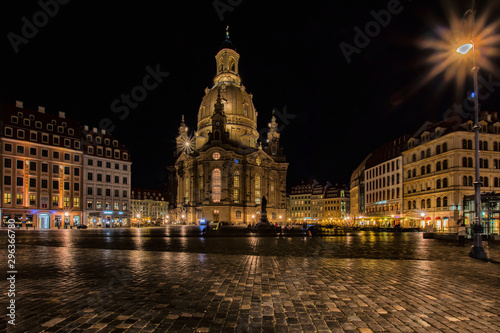 Fototapeta Naklejka Na Ścianę i Meble -  Neumarkt mit Frauenkirchebei Nacht, Dresden, Sachsen, Deutschland, Europa