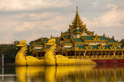 Karaweik Palace auf dem Kandawgyi-See in Yangon in Myanmar © Winfried Rusch
