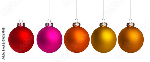 Bunte Weihnachtskugeln als Dekoration zu Weihnachten isoliert auf weißem Hint...