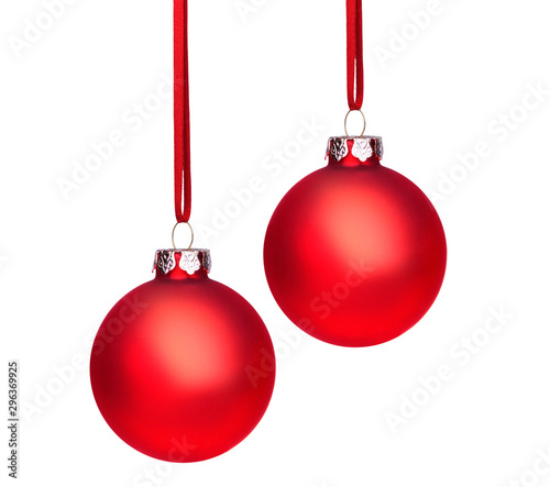 Bunte Weihnachtskugeln als Dekoration zu Weihnachten isoliert auf weißem Hint...