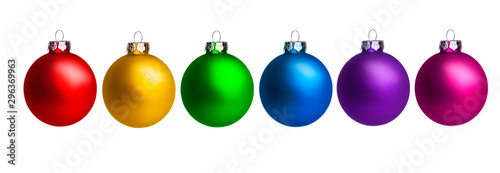 Bunte Weihnachtskugeln als Dekoration zu Weihnachten isoliert auf weißem Hint...