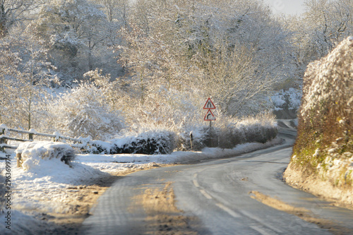 Фотография Snow covered roads in rural Shropshire UK causing dangerous driving conditions for road users, but a beautiful  christmassy scene