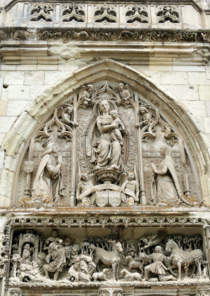 Tympan sculpté au dessus de la porte de la chapelle saint-Hubert au sein du château royal d’Amboise dans laquelle se trouve la sépulture de Léonard de Vinci