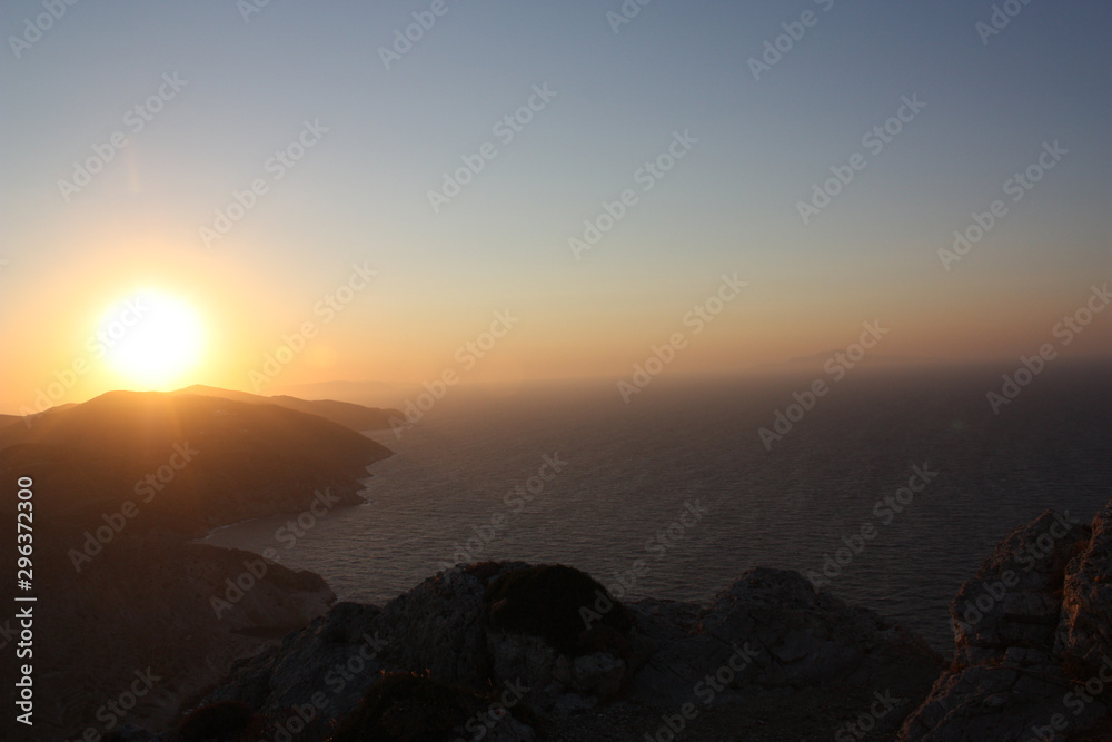 Obraz premium Folegandros island in the Aegean at sunset: landscape and architecture