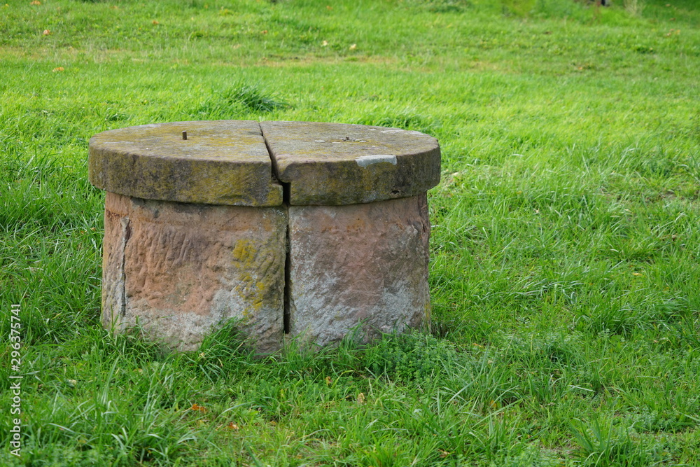 Historisches Brunnen in den Weinbergen von Edenkoben Historisches Brunnen in den Weinbergen von Edenkoben