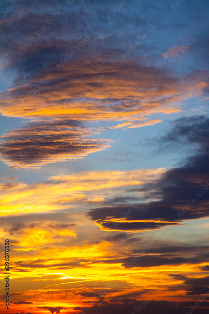 Fototapeta premium Atardecer con nubes en la costa de España