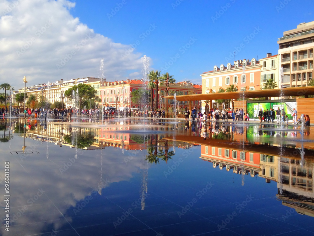 Jeux d'eau de la Coulée Verte et place Massena en fond, Nice, France