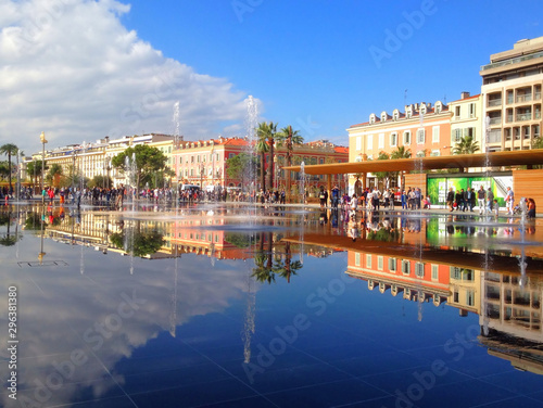Fototapeta Naklejka Na Ścianę i Meble -  Jeux d'eau de la Coulée Verte et place Massena en fond, Nice, France