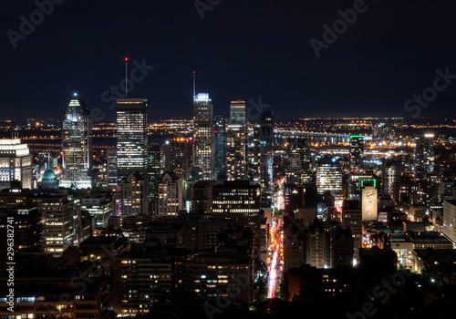 Vue de nuit d'un grande ville avec beaucoup de lumière © TMC
