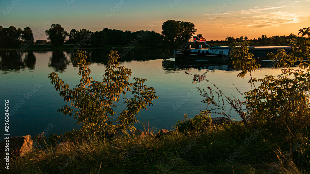 Obraz premium Beautiful sunset with reflections in the river danube near Metten, Bavaria, Germany