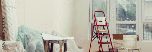 Εκτύπωση καμβά Repairs in the apartment. Wallpapering in the room.