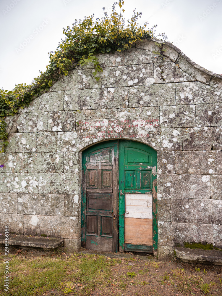 Fototapeta premium entrance to an old cemetery