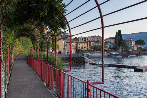Ponte su lago di Como con veduta di Varenna