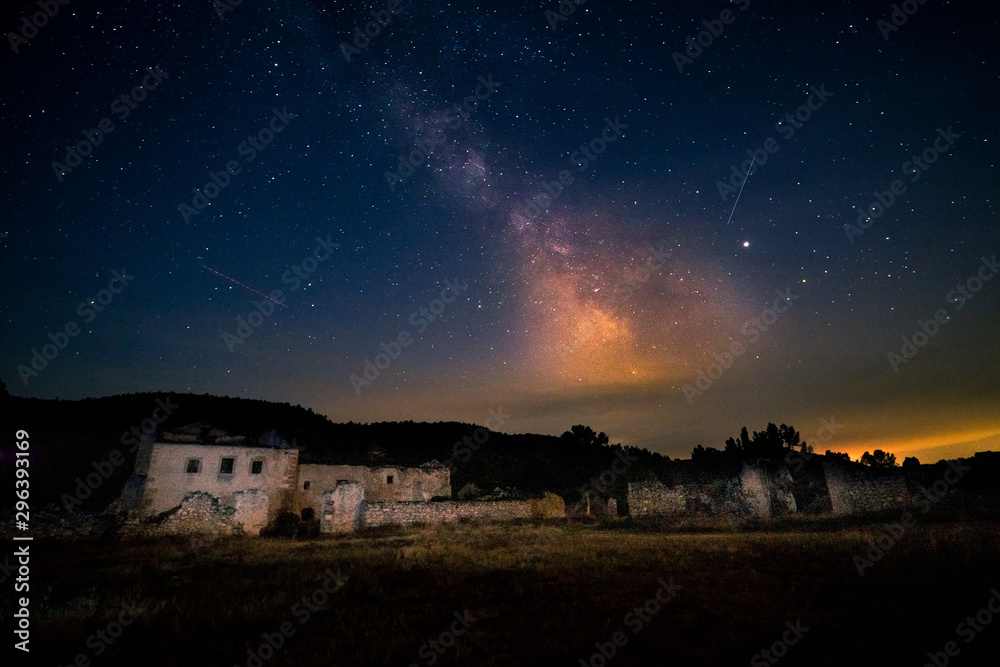 Obraz premium Via láctea en pueblo abandonado