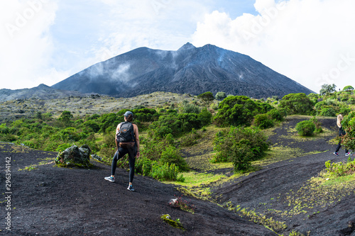 Foto The girls observe the top of the Pacaya volcano in Guatemala.