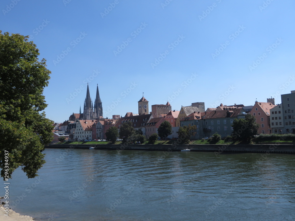 Regensburg, Deutschland: Blick von einer der Jahninseln auf die Skyline der Altstadt