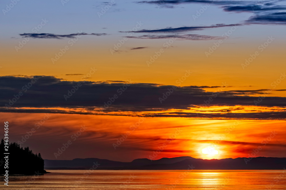 Fototapeta premium Red sunset setting over Ocean