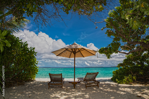 Fototapeta Naklejka Na Ścianę i Meble -  parasol and chairs on the beach of hanimaadhoo (maldives)