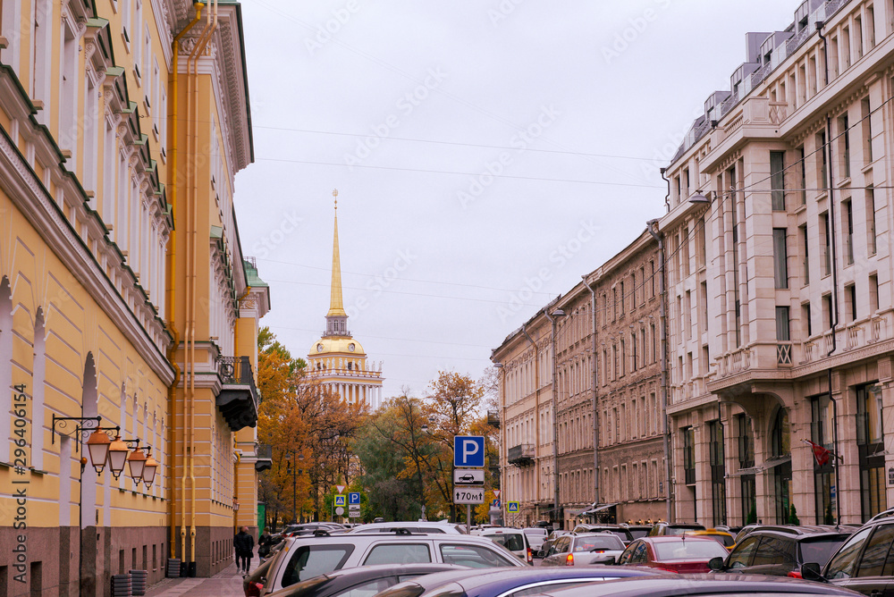 Fototapeta premium Golden spire on the Admiralty building in St. Petersburg, 18th century building, autumn,
